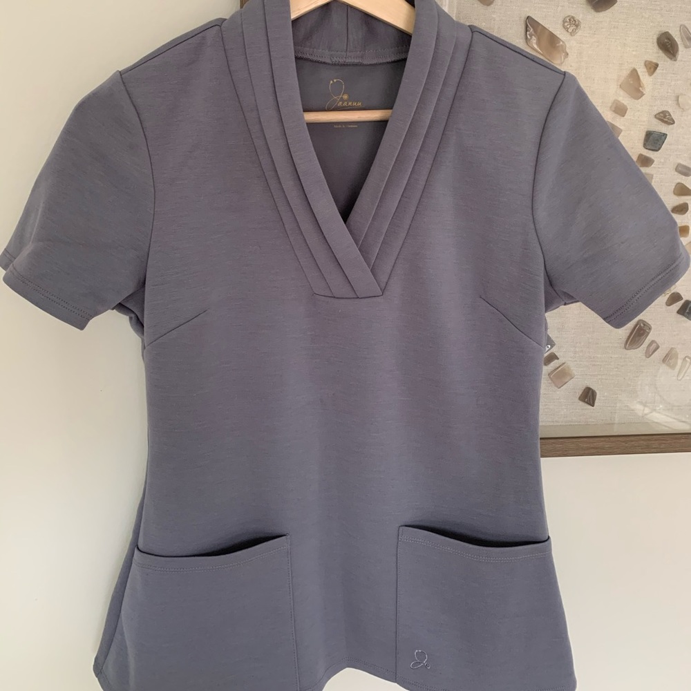 NEW Jaanuu women’s scrub top